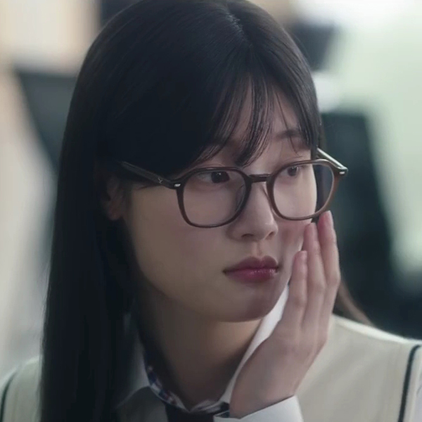 KIVULI MUKE 정채연