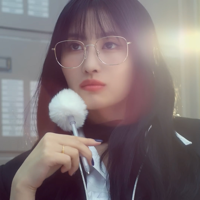 KIVULI NERD 모모