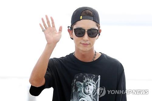 이준기_공항패션