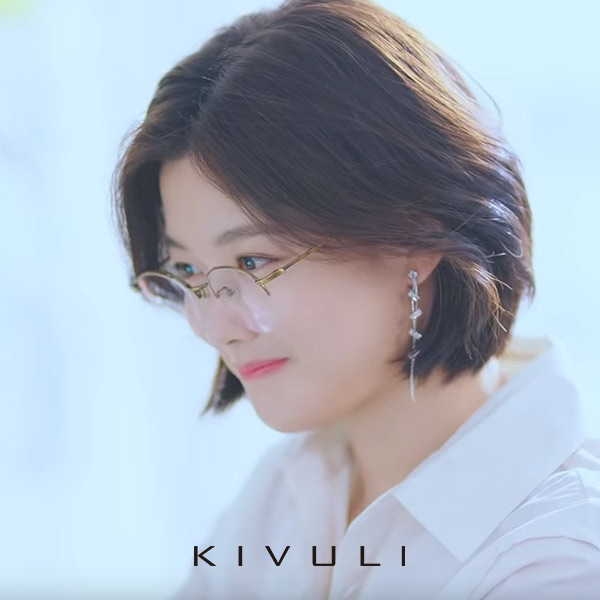 KIVULI BAHARI 김유정