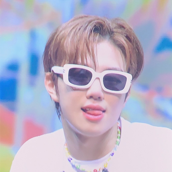 KIVULI ADAMSI EVNNE 박지후